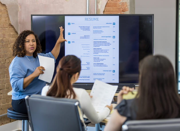 Universidades en Perú con programas de empleabilidad para estudiantes Profesora en clase